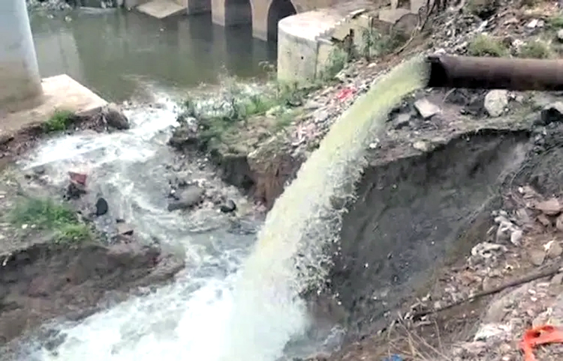 POURING CHEMICALLY CONTMINATED WATER : વડોદરામાં સમા બ્રિજ નીચે મોટા ગેજની પાઇપથી વિશ્વામિત્રી નદીમાં કેમિકલયુક્ત દૂષિત પાણી ઠાલવવાનું કૌભાંડ 1 POURING CHEMICALLY CONTMINATED WATER : વડોદરામાં સમા બ્રિજ નીચે મોટા ગેજની પાઇપથી વિશ્વામિત્રી નદીમાં કેમિકલયુક્ત દૂષિત પાણી ઠાલવવાનું કૌભાંડ POURING CHEMICALLY CONTMINATED WATER