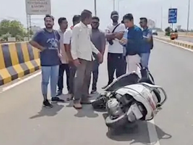 VADODARA TAKING THE LAW INTO OWN HANDS 3