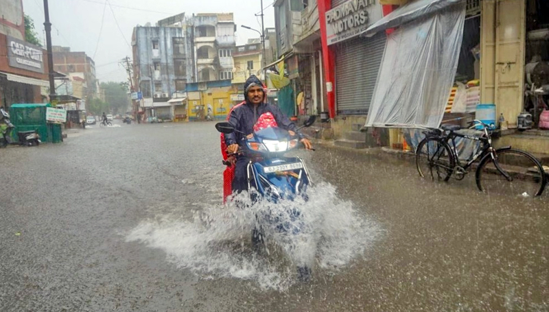 2 INCH RAIN IN 5.5 HOURS : સુરતમાં ચોમાસાની ધમાકેદાર શરૂઆત, બે કલાકમાં સાડાપાંચ ઈંચ તમામ સ્કૂલમાં રજા 3 2 INCH RAIN IN 5.5 HOURS : સુરતમાં ચોમાસાની ધમાકેદાર શરૂઆત, બે કલાકમાં સાડાપાંચ ઈંચ તમામ સ્કૂલમાં રજા 2 INCH RAIN IN 5.5 HOURS