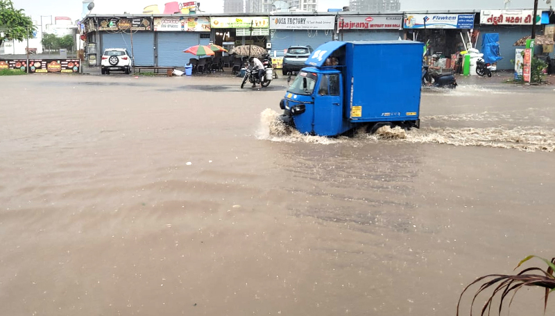 2 INCH RAIN IN 5.5 HOURS : સુરતમાં ચોમાસાની ધમાકેદાર શરૂઆત, બે કલાકમાં સાડાપાંચ ઈંચ તમામ સ્કૂલમાં રજા 2 2 INCH RAIN IN 5.5 HOURS : સુરતમાં ચોમાસાની ધમાકેદાર શરૂઆત, બે કલાકમાં સાડાપાંચ ઈંચ તમામ સ્કૂલમાં રજા 2 INCH RAIN IN 5.5 HOURS