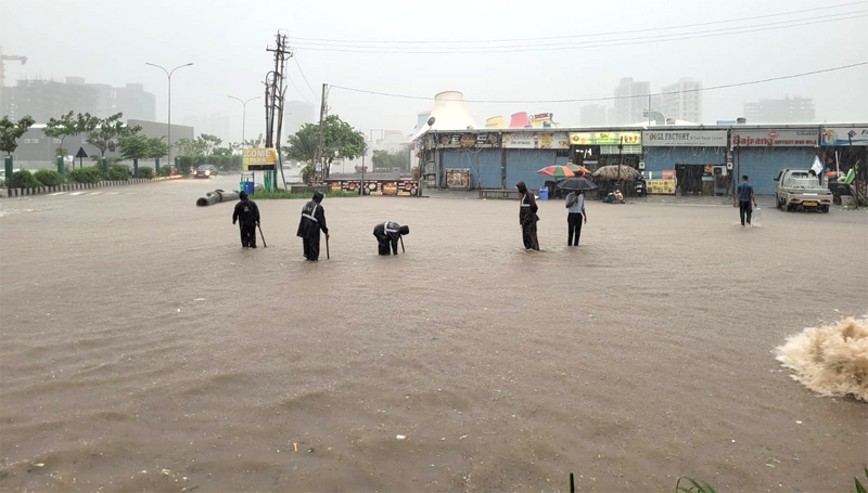 2 INCH RAIN IN 5.5 HOURS : સુરતમાં ચોમાસાની ધમાકેદાર શરૂઆત, બે કલાકમાં સાડાપાંચ ઈંચ તમામ સ્કૂલમાં રજા 1 2 INCH RAIN IN 5.5 HOURS : સુરતમાં ચોમાસાની ધમાકેદાર શરૂઆત, બે કલાકમાં સાડાપાંચ ઈંચ તમામ સ્કૂલમાં રજા 2 INCH RAIN IN 5.5 HOURS