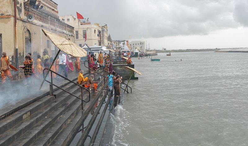 BAN ON BATHING IN GOMTI RIVER