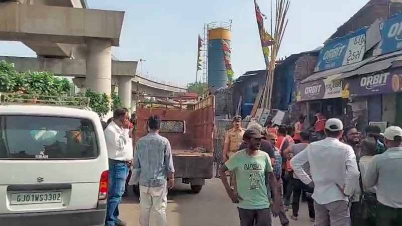BULLDOZERS TURN ON ILLEGAL CONSTRUCTIONS : અમદાવાદ માં ગેરકાયદે બાંધકામ પર બુલડોઝર કાર્યવાહી કરવામાં આવી રહી છે. 2 BULLDOZERS TURN ON ILLEGAL CONSTRUCTIONS : અમદાવાદ માં ગેરકાયદે બાંધકામ પર બુલડોઝર કાર્યવાહી કરવામાં આવી રહી છે. BULLDOZERS TURN ON ILLEGAL CONSTRUCTIONS 1