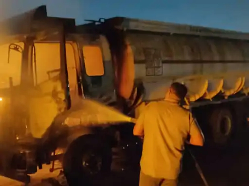 FIRE IN DIESEL TANKER : ભચાઉ સામખીયાળી હાઇવે પર રિલાયન્સના ડીઝલ ટેન્કરમાં આગ 2 FIRE IN DIESEL TANKER : ભચાઉ સામખીયાળી હાઇવે પર રિલાયન્સના ડીઝલ ટેન્કરમાં આગ FIRE IN DIESEL TANKER