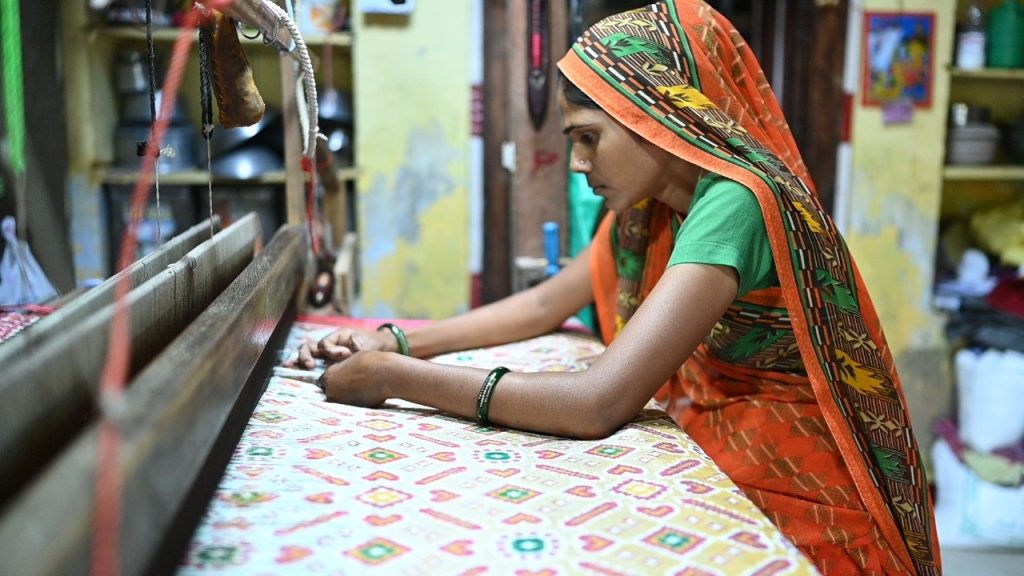 ગુજરાતના હસ્તકલાના 24 હજારથી વધુ કારીગરોએ ત્રણ વર્ષમાં રૂ.124 કરોડની કરી કમાણી 1 ગુજરાતના હસ્તકલાના 24 હજારથી વધુ કારીગરોએ ત્રણ વર્ષમાં રૂ.124 કરોડની કરી કમાણી ફાઈલ ફોટો