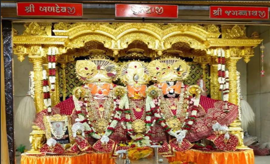 Jagannath Rathyatra : રથયાત્રાના એક દિવસ અગાઉ જગતના નાથે ધારણ કર્યો 'સોનાવેશ'ભક્તોનું ઘોડાપૂર 1 Jagannath Rathyatra : રથયાત્રાના એક દિવસ અગાઉ જગતના નાથે ધારણ કર્યો 'સોનાવેશ'ભક્તોનું ઘોડાપૂર