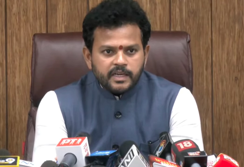 PRESS CONFERENCE ON PLANE CRASH : એર ઇન્ડિયા 12 જૂને થયેલ અકસ્માત બાદ પ્રેસ કોન્ફરન્સમાં નાગરિક ઉડ્ડયન મંત્રી રામ મોહન નાયડુએ કહ્યું દુર્ઘટનાની તપાસ રહી છે. બ્લેક બોક્સ મળી આવ્યું છે. 1 PRESS CONFERENCE ON PLANE CRASH : એર ઇન્ડિયા 12 જૂને થયેલ અકસ્માત બાદ પ્રેસ કોન્ફરન્સમાં નાગરિક ઉડ્ડયન મંત્રી રામ મોહન નાયડુએ કહ્યું દુર્ઘટનાની તપાસ રહી છે. બ્લેક બોક્સ મળી આવ્યું છે. PRESS CONFERENCE ON PLANE CRASH