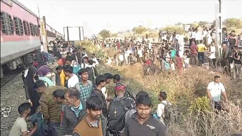 PUSPAK TRAIN ACCIDENT : મહારાષ્ટ્રના કલ્યાણમાં એક મોટી ટ્રેન દુર્ઘટના 2 PUSPAK TRAIN ACCIDENT : મહારાષ્ટ્રના કલ્યાણમાં એક મોટી ટ્રેન દુર્ઘટના PUSPAK TRAIN ACCIDENT