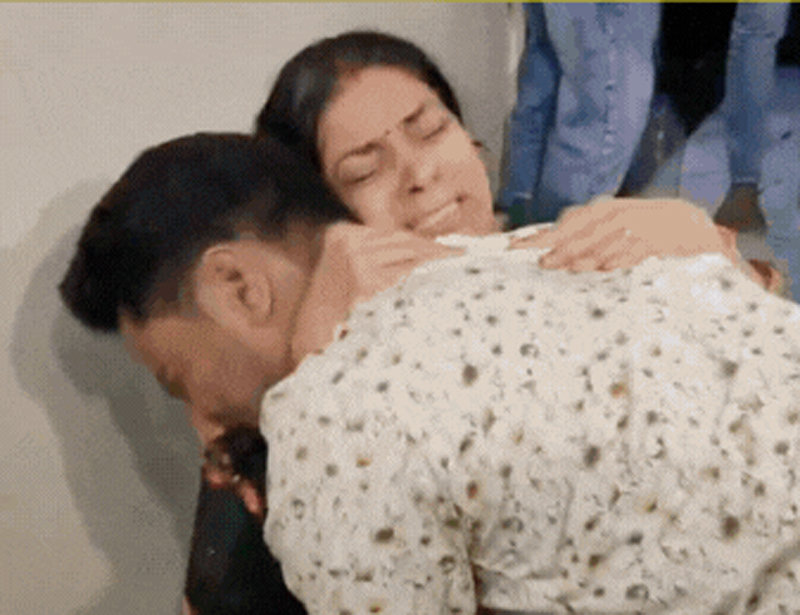 GOVIND BROTHER OF SONAM : સોનમ રઘુવંશીનો ભાઈ ગોવિંદ રાજા રઘુવંશીની માતાને ભેટ્યો ત્યારે સર્જાયા લાગણીસભર દ્રશ્યો 1 GOVIND BROTHER OF SONAM : સોનમ રઘુવંશીનો ભાઈ ગોવિંદ રાજા રઘુવંશીની માતાને ભેટ્યો ત્યારે સર્જાયા લાગણીસભર દ્રશ્યો GOVIND BROTHER OF SONAM
