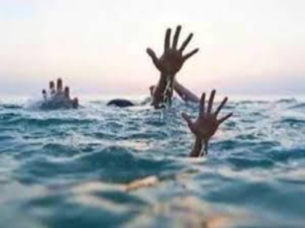વડોદરા નજીક નર્મદા કેનાલમાં પડી ગયેલું ચંપલ લેવા જતાં બે વિદ્યાર્થીઓના મોત 1 વડોદરા નજીક નર્મદા કેનાલમાં પડી ગયેલું ચંપલ લેવા જતાં બે વિદ્યાર્થીઓના મોત