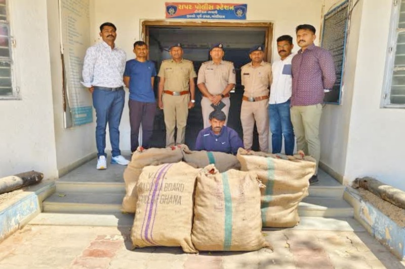 રાપરના કાનપર ગામે રાપર પોલીસે ફિલ્મીઢબે પીછો કરીને રૂ.8.99 લાખના મુલ્યનો 300 કિલો પોસડેડાનો જથ્થો ઝડપી પાડ્યો 2 રાપરના કાનપર ગામે રાપર પોલીસે ફિલ્મીઢબે પીછો કરીને રૂ.8.99 લાખના મુલ્યનો 300 કિલો પોસડેડાનો જથ્થો ઝડપી પાડ્યો પોસડેડા