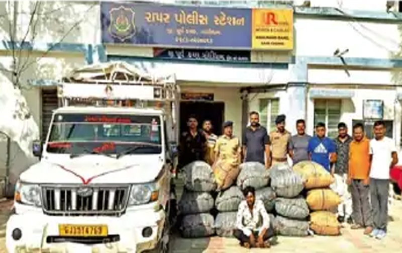 રાપરના કાનપર ગામે રાપર પોલીસે ફિલ્મીઢબે પીછો કરીને રૂ.8.99 લાખના મુલ્યનો 300 કિલો પોસડેડાનો જથ્થો ઝડપી પાડ્યો 1 રાપરના કાનપર ગામે રાપર પોલીસે ફિલ્મીઢબે પીછો કરીને રૂ.8.99 લાખના મુલ્યનો 300 કિલો પોસડેડાનો જથ્થો ઝડપી પાડ્યો પોસડેડા