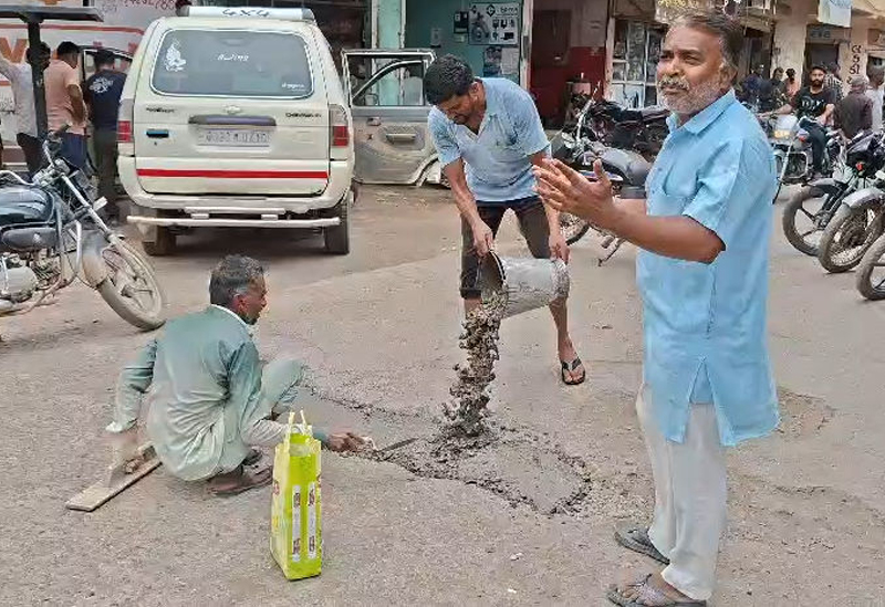 FORMER BJP CORPORATOR UNIQUE PROTEST