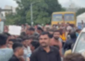 Government School Teacher Transfer Protest : સુરતમાં આચાર્યની બદલીના વિરોધમાં વિદ્યાર્થીઓ ને ચક્કાજામ કરવા વિદ્યાર્થીઓ તથા વાલીઓ ને ઉશ્કેર્યા 2 Government School Teacher Transfer Protest : સુરતમાં આચાર્યની બદલીના વિરોધમાં વિદ્યાર્થીઓ ને ચક્કાજામ કરવા વિદ્યાર્થીઓ તથા વાલીઓ ને ઉશ્કેર્યા Government School Teacher Transfer Protest