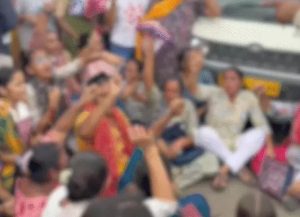 Government School Teacher Transfer Protest : સુરતમાં આચાર્યની બદલીના વિરોધમાં વિદ્યાર્થીઓ ને ચક્કાજામ કરવા વિદ્યાર્થીઓ તથા વાલીઓ ને ઉશ્કેર્યા 1 Government School Teacher Transfer Protest : સુરતમાં આચાર્યની બદલીના વિરોધમાં વિદ્યાર્થીઓ ને ચક્કાજામ કરવા વિદ્યાર્થીઓ તથા વાલીઓ ને ઉશ્કેર્યા Government School Teacher Transfer Protest