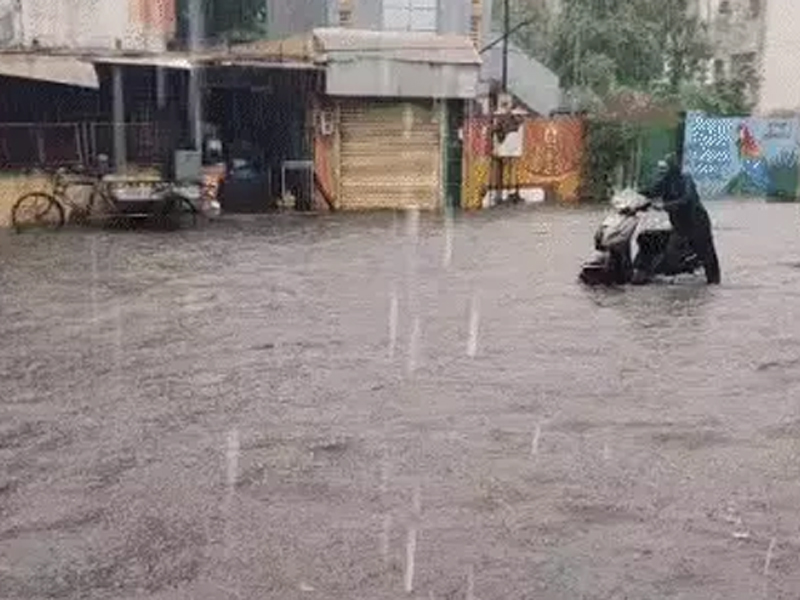 HEAVY RAIN IN GUJARAT : શ્રાવણમાં અમદાવાદમાં ધોધમાર વરસાદ, આગામી ત્રણ કલાક 9 જિલ્લામાં રેડ એલર્ટ 1 HEAVY RAIN IN GUJARAT : શ્રાવણમાં અમદાવાદમાં ધોધમાર વરસાદ, આગામી ત્રણ કલાક 9 જિલ્લામાં રેડ એલર્ટ HEAVY RAIN IN GUJARAT