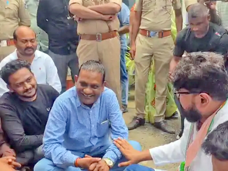 NATIONAL HIGHWAY No 48 : વાંસદાના MLA અનંત પટેલે હાઈવે નંબર-48 પરના ખરાબ રસ્તાઓના મુદ્દે ધરણા પ્રદર્શન કર્યુ અને મરાઠી-ગુજરાતી વિવાદ પર મીઠી ટકોર પણ કરી, 1 NATIONAL HIGHWAY No 48 : વાંસદાના MLA અનંત પટેલે હાઈવે નંબર-48 પરના ખરાબ રસ્તાઓના મુદ્દે ધરણા પ્રદર્શન કર્યુ અને મરાઠી-ગુજરાતી વિવાદ પર મીઠી ટકોર પણ કરી, NATIONAL HIGHWAY No 48