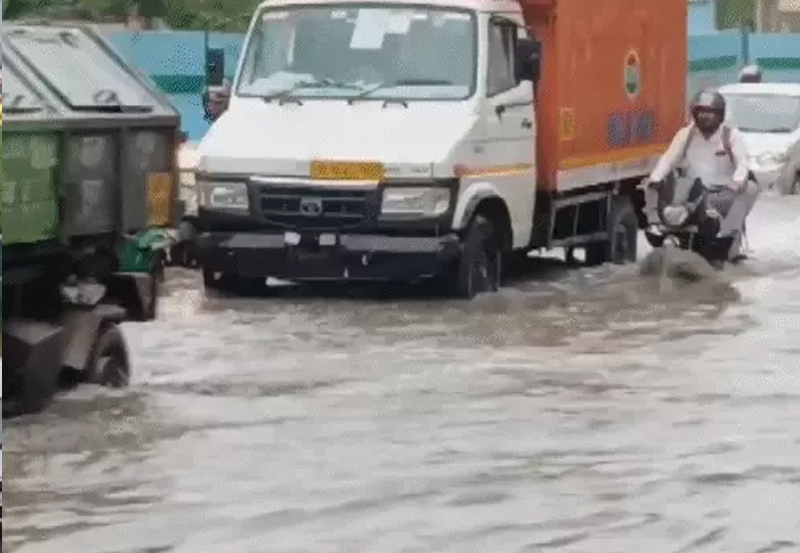 RAIN IN DELHI : દિલ્હીમાં વરસાદ પડી રહ્યો છે, NH-48 પર લાંબો ટ્રાફિક જામ. 2 RAIN IN DELHI : દિલ્હીમાં વરસાદ પડી રહ્યો છે, NH-48 પર લાંબો ટ્રાફિક જામ. RAIN IN DELHI 2