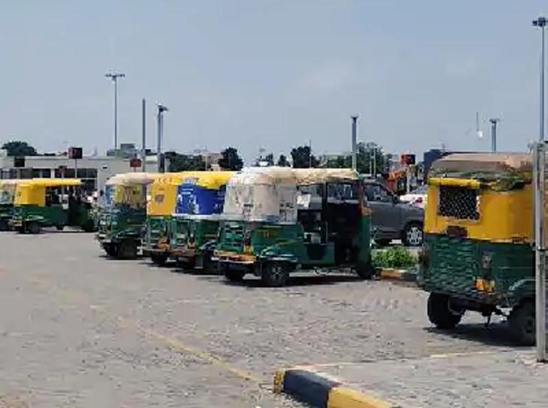 RICKSHAW STRIKE IN AHMEDABAD : અમદાવાદમાં રિક્ષાચાલકોની હડતાળ, સ્કૂલવર્ધી અને હોસ્પિટલની સેવા ચાલુ, અસારવા વિસ્તારમાં રિક્ષાઓ રોકી મુસાફરોને નીચે ઉતારાયા. 1 RICKSHAW STRIKE IN AHMEDABAD : અમદાવાદમાં રિક્ષાચાલકોની હડતાળ, સ્કૂલવર્ધી અને હોસ્પિટલની સેવા ચાલુ, અસારવા વિસ્તારમાં રિક્ષાઓ રોકી મુસાફરોને નીચે ઉતારાયા. RICKSHAW STRIKE IN AHMEDABAD