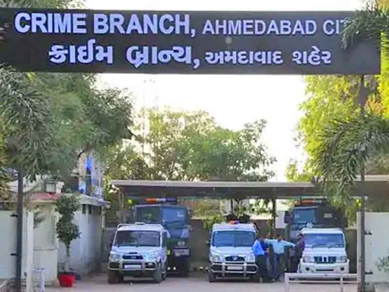 ભુજના ધનાઢ્ય પરિવારના સગીર દીકરાએ ઘરમાંથી 95 લાખ ચોરી મિત્ર સાથે ગોવા જવાનો પ્લાન કર્યો, ક્રાઇમ બ્રાન્ચે એરપોર્ટ પર અટકાવી ઝડપી પાડ્યાં. 1 ભુજના ધનાઢ્ય પરિવારના સગીર દીકરાએ ઘરમાંથી 95 લાખ ચોરી મિત્ર સાથે ગોવા જવાનો પ્લાન કર્યો, ક્રાઇમ બ્રાન્ચે એરપોર્ટ પર અટકાવી ઝડપી પાડ્યાં. અમદાવાદ ક્રાઇમ બ્રાન્ચ અને ભુજ પોલીસ