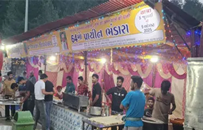 સુરતની સંસ્થાનો અમરનાથમાં 27 વર્ષથી ચાલે છે ગુજરાતી ભંડારો. 1 સુરતની સંસ્થાનો અમરનાથમાં 27 વર્ષથી ચાલે છે ગુજરાતી ભંડારો. અમરનાથ