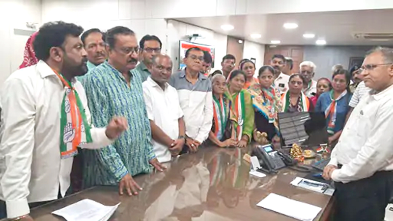 કોંગ્રેસનાં આગેવાનો એકસાથે