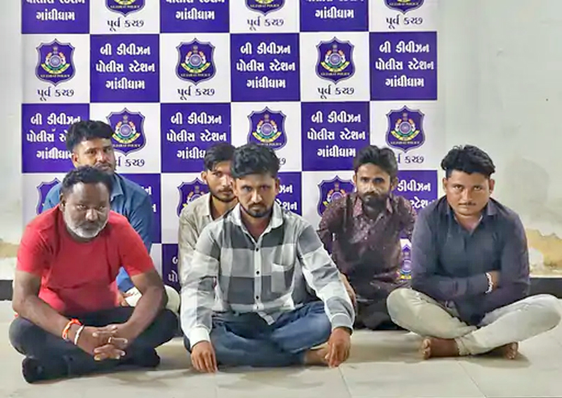 શ્રાવણની શરૂઆતમાં જ ગાંધીધામ 'બી' ડિવિઝન પોલીસે જુગારમાં પોતાનું નસીબ અજમાવતા કાર્ગો વિસ્તારમાંથી 6 શખ્સોને દબોચ્યા, રોકડા રૂ.12,850 જપ્ત 1 શ્રાવણની શરૂઆતમાં જ ગાંધીધામ 'બી' ડિવિઝન પોલીસે જુગારમાં પોતાનું નસીબ અજમાવતા કાર્ગો વિસ્તારમાંથી 6 શખ્સોને દબોચ્યા, રોકડા રૂ.12,850 જપ્ત જુગાર