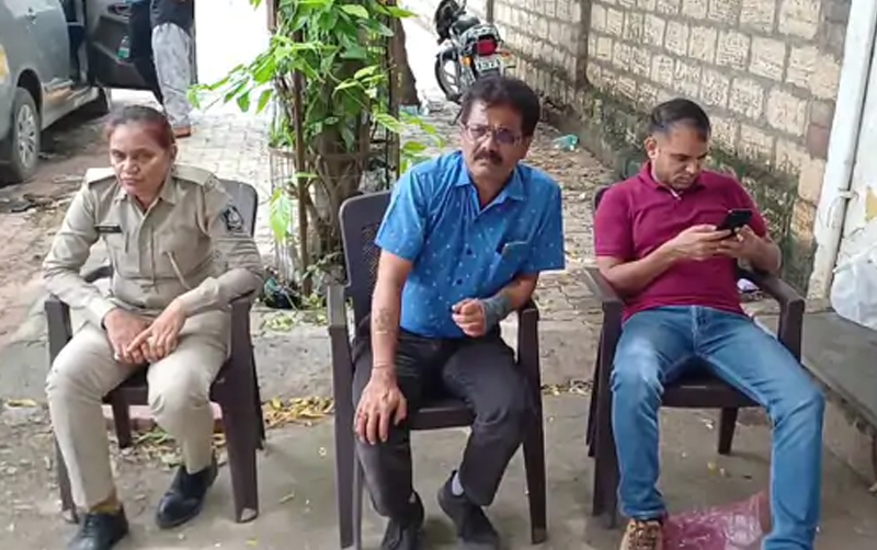 INCOME TAX RAID IN GUJARAT : કંપનીમાં કામ કરતા ઉંચા પગારદારો આઈટીના રડારમાં, ટેક્સ પ્રેક્ટિસનર પાસેથી 150 લોકોનું લિસ્ટ મળ્યું 2 INCOME TAX RAID IN GUJARAT : કંપનીમાં કામ કરતા ઉંચા પગારદારો આઈટીના રડારમાં, ટેક્સ પ્રેક્ટિસનર પાસેથી 150 લોકોનું લિસ્ટ મળ્યું ધોરાજીમાં આઈટી રેડ સમયની તસવીર.