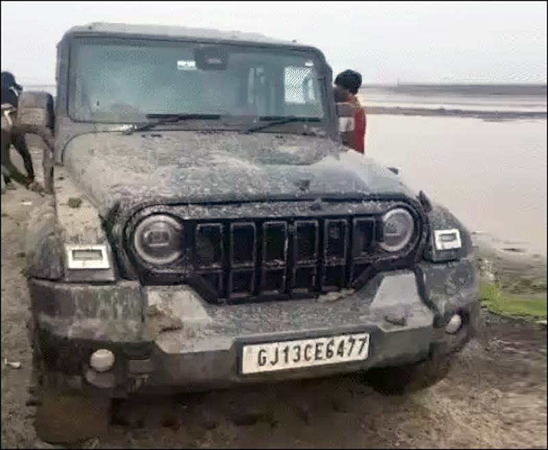 12 PEOPLE RESCUED FROM DESERT