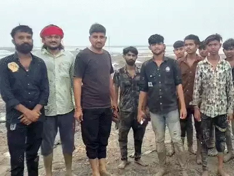 12 PEOPLE RESCUED FROM DESERT
