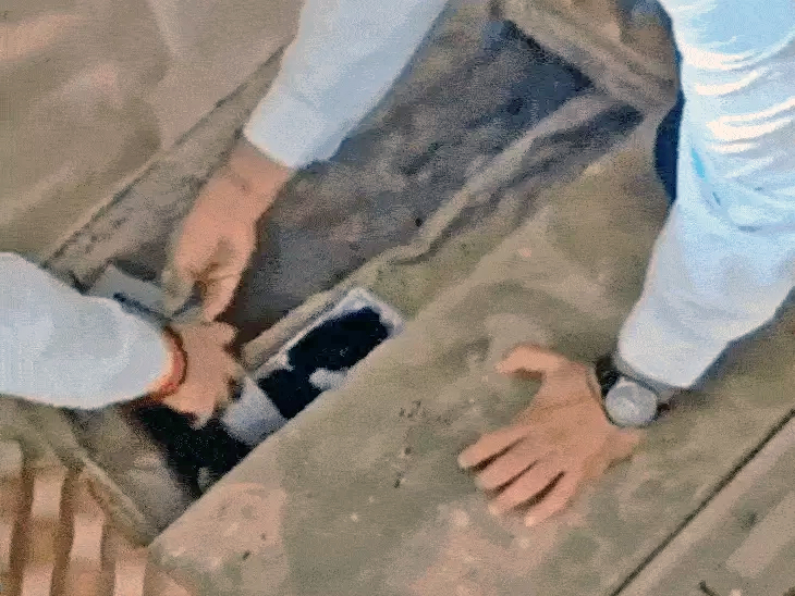 24 CCTV AROUND HOME OF DRUG MAFIA : ડ્રગ્સ માફિયા શિવા ઝાલા પોલીસથી બચવા માટે પોતાના ઘરને સુરક્ષિત બનાવ્યું, હથિયારો-વોકીટોકી મળ્યા 2 24 CCTV AROUND HOME OF DRUG MAFIA : ડ્રગ્સ માફિયા શિવા ઝાલા પોલીસથી બચવા માટે પોતાના ઘરને સુરક્ષિત બનાવ્યું, હથિયારો-વોકીટોકી મળ્યા 24 CCTV AROUND HOME OF DRUG MAFIA