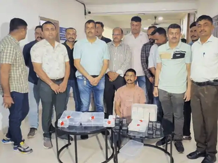 24 CCTV AROUND HOME OF DRUG MAFIA : ડ્રગ્સ માફિયા શિવા ઝાલા પોલીસથી બચવા માટે પોતાના ઘરને સુરક્ષિત બનાવ્યું, હથિયારો-વોકીટોકી મળ્યા 1 24 CCTV AROUND HOME OF DRUG MAFIA : ડ્રગ્સ માફિયા શિવા ઝાલા પોલીસથી બચવા માટે પોતાના ઘરને સુરક્ષિત બનાવ્યું, હથિયારો-વોકીટોકી મળ્યા 24 CCTV AROUND HOME OF DRUG MAFIA
