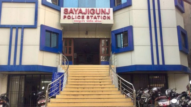 BANK OFFICER FRAUDED BANK : વડોદરામાં બેંકનાં ઓફિસરે જ BOBના MS યુનિવર્સિટી કેમ્પસ શાખાના અધિકારી દ્વારા 7.93 લાખની ઉચાપત. 2 BANK OFFICER FRAUDED BANK : વડોદરામાં બેંકનાં ઓફિસરે જ BOBના MS યુનિવર્સિટી કેમ્પસ શાખાના અધિકારી દ્વારા 7.93 લાખની ઉચાપત. BANK OFFICER FRAUDED BANK