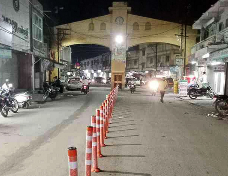 BHACHAU TRAFFIC PROBLEM : ટ્રાફિક સમસ્યા નિવારવા ભચાઉમાં મુખ્ય બજારથી માંડવીચોક સુધી 300 સ્પ્રિંગ પોલ લગાવાયા 1 BHACHAU TRAFFIC PROBLEM : ટ્રાફિક સમસ્યા નિવારવા ભચાઉમાં મુખ્ય બજારથી માંડવીચોક સુધી 300 સ્પ્રિંગ પોલ લગાવાયા BHACHAU TRAFFIC PROBLEM