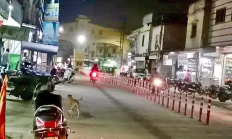 BHACHAU TRAFFIC PROBLEM : ટ્રાફિક સમસ્યા નિવારવા ભચાઉમાં મુખ્ય બજારથી માંડવીચોક સુધી 300 સ્પ્રિંગ પોલ લગાવાયા 2 BHACHAU TRAFFIC PROBLEM : ટ્રાફિક સમસ્યા નિવારવા ભચાઉમાં મુખ્ય બજારથી માંડવીચોક સુધી 300 સ્પ્રિંગ પોલ લગાવાયા BHACHAU TRAFFIC PROBLEM