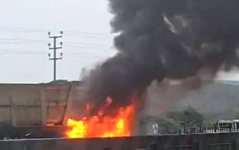 CAUGHT FIRE IN DUMPER : કંડલા-ગાંધીધામ હાઇવે પર ચાલતા ડમ્પરમાં આગ લાગતાં ટ્રાફિક પ્રભાવિત, ફાયર ફાઇટરો ઘટનાસ્થળે 2 CAUGHT FIRE IN DUMPER : કંડલા-ગાંધીધામ હાઇવે પર ચાલતા ડમ્પરમાં આગ લાગતાં ટ્રાફિક પ્રભાવિત, ફાયર ફાઇટરો ઘટનાસ્થળે CAUGHT FIRE IN DUMPER
