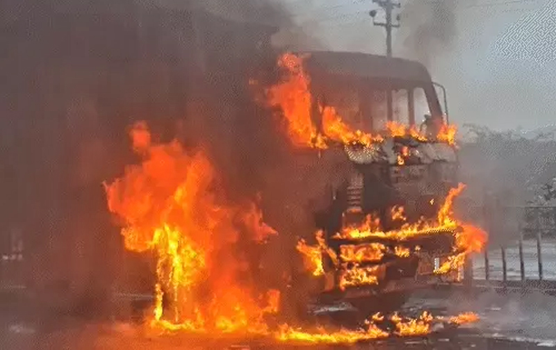 CAUGHT FIRE IN DUMPER : કંડલા-ગાંધીધામ હાઇવે પર ચાલતા ડમ્પરમાં આગ લાગતાં ટ્રાફિક પ્રભાવિત, ફાયર ફાઇટરો ઘટનાસ્થળે 1 CAUGHT FIRE IN DUMPER : કંડલા-ગાંધીધામ હાઇવે પર ચાલતા ડમ્પરમાં આગ લાગતાં ટ્રાફિક પ્રભાવિત, ફાયર ફાઇટરો ઘટનાસ્થળે CAUGHT FIRE IN DUMPER