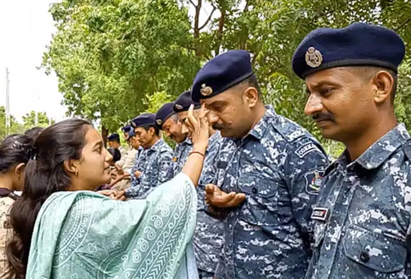 KUTCH MP CELEBRATES RAKSHABANDHAN : કચ્છના સાંસદે BSF જવાનો સાથે રક્ષાબંધનની ઉજવણી કરી, મહિલા પોલીસે વૃદ્ધોને રાખડી બાંધી. 5 KUTCH MP CELEBRATES RAKSHABANDHAN : કચ્છના સાંસદે BSF જવાનો સાથે રક્ષાબંધનની ઉજવણી કરી, મહિલા પોલીસે વૃદ્ધોને રાખડી બાંધી. CELEBRATES RAKSHABANDHAN