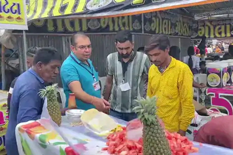 DESTROYED 160 KG INEDIBLE MATERIAL : રાજકોટ લોકમેળામાં 70 કિલો દાઝિયું તેલ, સડેલા બટાટા અને ગંધાતી ચટણી સહિત 160 કિલો અખાદ્ય સામગ્રીનો નાશ 2 DESTROYED 160 KG INEDIBLE MATERIAL : રાજકોટ લોકમેળામાં 70 કિલો દાઝિયું તેલ, સડેલા બટાટા અને ગંધાતી ચટણી સહિત 160 કિલો અખાદ્ય સામગ્રીનો નાશ DESTROYED 160 KG INEDIBLE MATERIAL