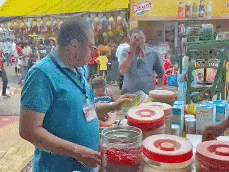 DESTROYED 160 KG INEDIBLE MATERIAL : રાજકોટ લોકમેળામાં 70 કિલો દાઝિયું તેલ, સડેલા બટાટા અને ગંધાતી ચટણી સહિત 160 કિલો અખાદ્ય સામગ્રીનો નાશ 3 DESTROYED 160 KG INEDIBLE MATERIAL : રાજકોટ લોકમેળામાં 70 કિલો દાઝિયું તેલ, સડેલા બટાટા અને ગંધાતી ચટણી સહિત 160 કિલો અખાદ્ય સામગ્રીનો નાશ DESTROYED 160 KG INEDIBLE MATERIAL