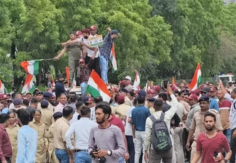 FIERCE  CLASH IN GANDHINAGAR