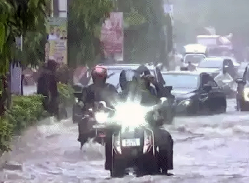 HEAVY RAINS IN  MUMBAI