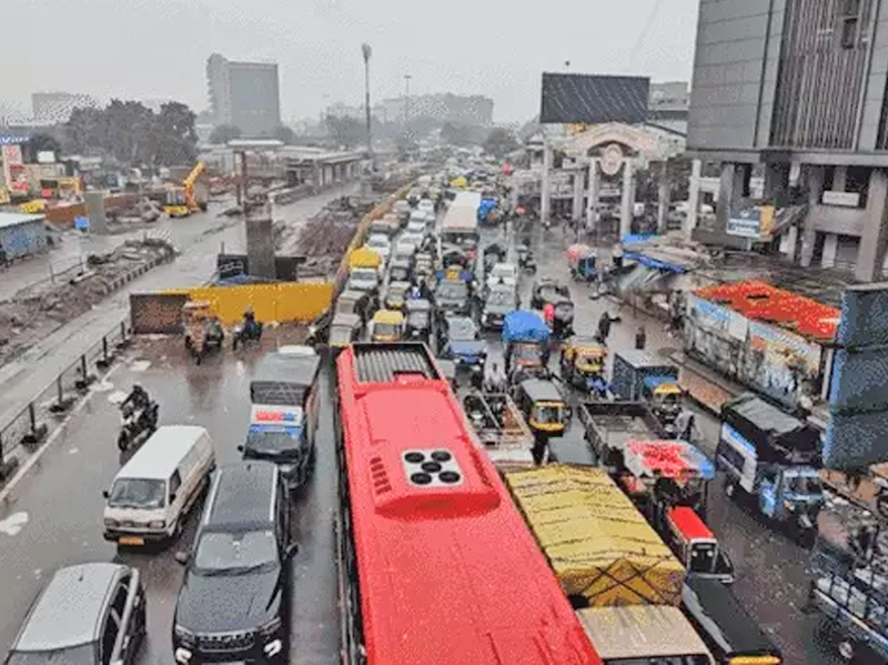 HUGE TRAFFIC  OF 2 KM