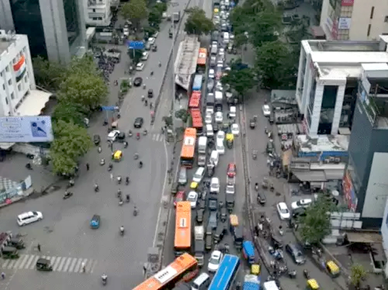 HUGE TRAFFIC OF 2 KM
