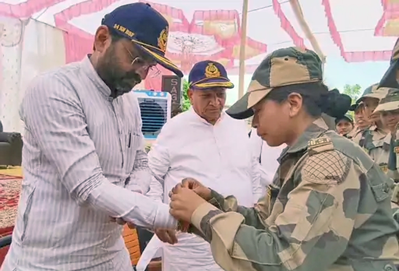 KUTCH MP CELEBRATES RAKSHABANDHAN : કચ્છના સાંસદે BSF જવાનો સાથે રક્ષાબંધનની ઉજવણી કરી, મહિલા પોલીસે વૃદ્ધોને રાખડી બાંધી. 1 KUTCH MP CELEBRATES RAKSHABANDHAN : કચ્છના સાંસદે BSF જવાનો સાથે રક્ષાબંધનની ઉજવણી કરી, મહિલા પોલીસે વૃદ્ધોને રાખડી બાંધી. KUTCH MP CELEBRATES RAKSHABANDHAN