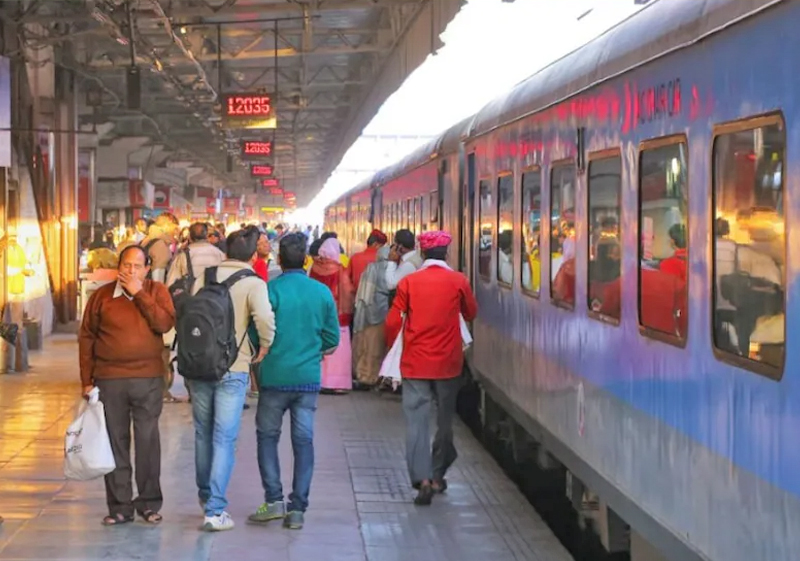 LUGGAGE IN TRAIN : ટ્રેનની મુસાફરીમાં પ્લેનની મુસાફરીની જેમ સાથે રખાતા સામાનના નિયમનું કડકાઈથી પાલન કરાવાશે 1 LUGGAGE IN TRAIN : ટ્રેનની મુસાફરીમાં પ્લેનની મુસાફરીની જેમ સાથે રખાતા સામાનના નિયમનું કડકાઈથી પાલન કરાવાશે LUGGAGE IN TRAIN