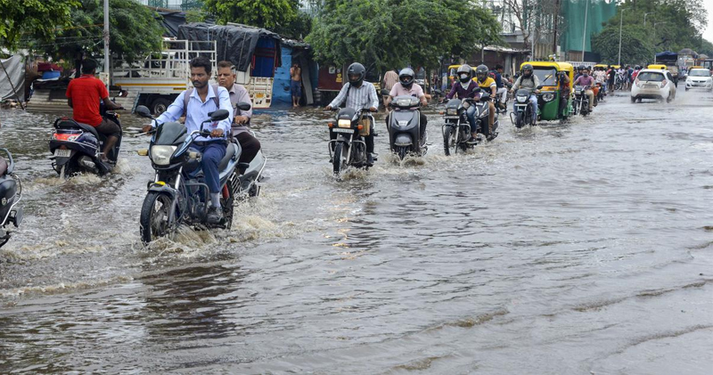 ORANGE ALERT IN 9 DISTRICT : ગુજરાતમાં આજે 6 જિલ્લામાં ભારે વરસાદનું ઓરેન્જ એલર્ટ, બંદરો પર 3 નંબરનું સિગ્નલ લગાવાયું 1 ORANGE ALERT IN 9 DISTRICT : ગુજરાતમાં આજે 6 જિલ્લામાં ભારે વરસાદનું ઓરેન્જ એલર્ટ, બંદરો પર 3 નંબરનું સિગ્નલ લગાવાયું ORANGE ALERT IN 9 DISTRICT