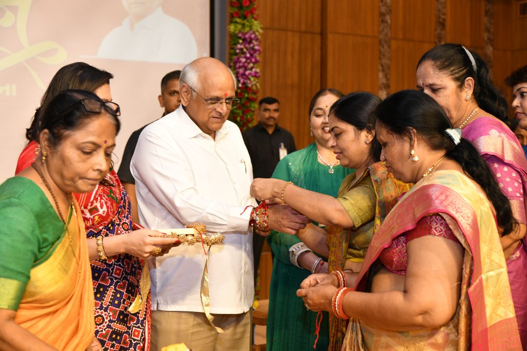 ગાંધીનગર રાજભવન ખાતે CM ભૂપેન્દ્ર પટેલે રક્ષાબંધનની ઉજવણી કરી 1 ગાંધીનગર રાજભવન ખાતે CM ભૂપેન્દ્ર પટેલે રક્ષાબંધનની ઉજવણી કરી ગાંધીનગર રાજભવન ખાતે CM ભૂપેન્દ્ર પટેલે રક્ષાબંધનની ઉજવણી કરી