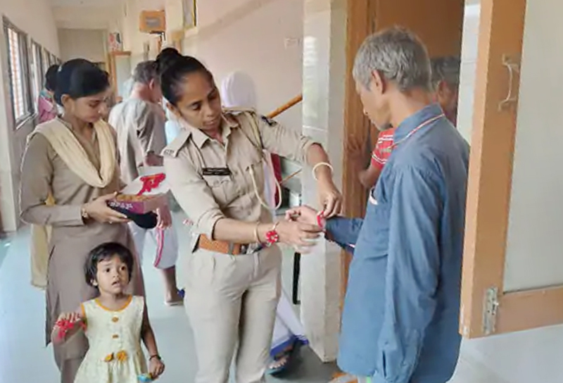 KUTCH MP CELEBRATES RAKSHABANDHAN : કચ્છના સાંસદે BSF જવાનો સાથે રક્ષાબંધનની ઉજવણી કરી, મહિલા પોલીસે વૃદ્ધોને રાખડી બાંધી. 4 KUTCH MP CELEBRATES RAKSHABANDHAN : કચ્છના સાંસદે BSF જવાનો સાથે રક્ષાબંધનની ઉજવણી કરી, મહિલા પોલીસે વૃદ્ધોને રાખડી બાંધી. POLICE CELEBRATES RAKSHABANDHAN