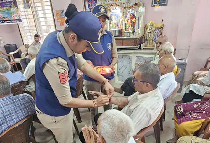 KUTCH MP CELEBRATES RAKSHABANDHAN : કચ્છના સાંસદે BSF જવાનો સાથે રક્ષાબંધનની ઉજવણી કરી, મહિલા પોલીસે વૃદ્ધોને રાખડી બાંધી. 3 KUTCH MP CELEBRATES RAKSHABANDHAN : કચ્છના સાંસદે BSF જવાનો સાથે રક્ષાબંધનની ઉજવણી કરી, મહિલા પોલીસે વૃદ્ધોને રાખડી બાંધી. POLICE CELEBRATES RAKSHABANDHAN